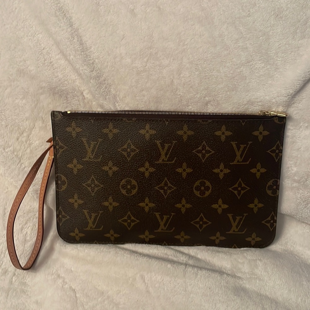 Authentic 🌟Louis  Vuitton wristlet